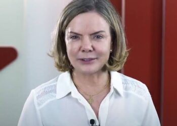 Piada? Gleisi Hoffmann ataca Bolsonaro e dispara: “Venha ver como o Brasil melhorou na sua ausência”