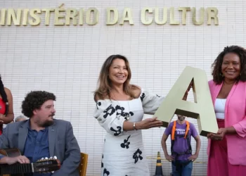 Governo Lula faz evento para inaugurar letreiro de ministério