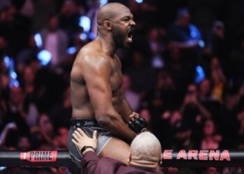 Jon Jones atropela Ciryl Gane e é campeão dos pesados
