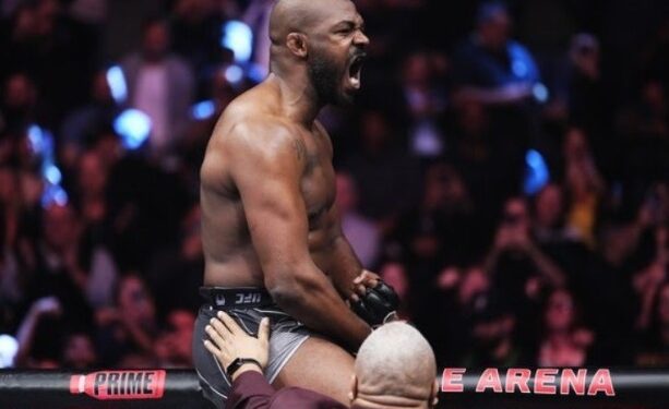 Jon Jones atropela Ciryl Gane e é campeão dos pesados