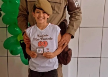 Menino de 8 anos morre após manusear arma do pai policial na Bahia