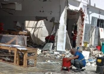 Dois são baleados após grupo explodir cofre de posto na BA-526 em Simões Filho