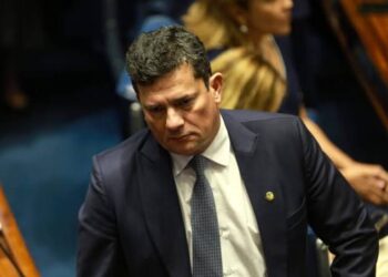 Ação da PF divide governo, e aliados tentam conter danos após Lula falar em ‘armação’ de Moro