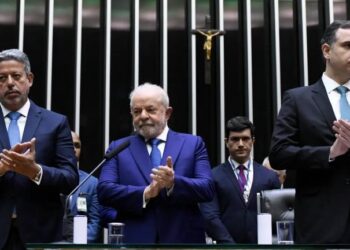 Lula pede ao congresso que arquive projeto que beneficia militares