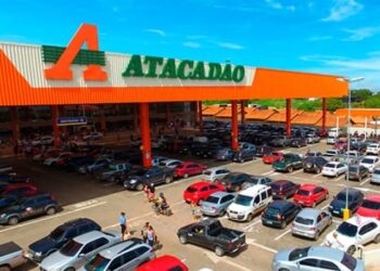 Atacadão interrompe circulação de fiscais em lojas após acusação de racismo