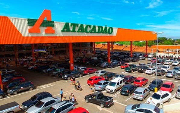 Atacadão interrompe circulação de fiscais em lojas após acusação de racismo