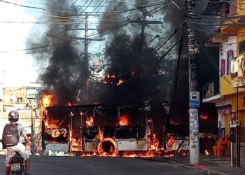 URGENTE! Ônibus é incendiado no bairro de Sussuarana, em Salvador
