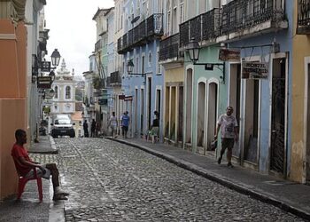 Pelourinho vazio: comerciantes fecham as portas e demitem até 40% dos funcionários