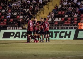 Vitória vence mais uma por 3 a 0 e retorna a liderança