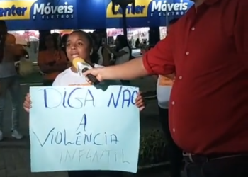 Mães de alunos vão às ruas protestar contra o descaso na educação de Candeias