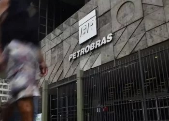Governo repete erros de Dilma, altera política de preços e afeta ações da Petrobras