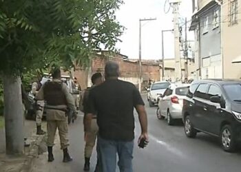 Família com crianças é feita refém em Salvador