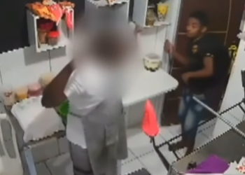 Lauro de Freitas: Funcionários de pizzaria são feitos reféns por bandidos com facão