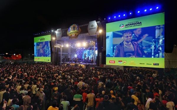 Amargosa mistura forró e sofrência no segundo dia do São João