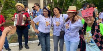 Em clima de São João, professores vão à Alba cobrar pagamento dos precatórios