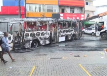 Ônibus incendiado é saqueado no bairro de Sussuarana; assista