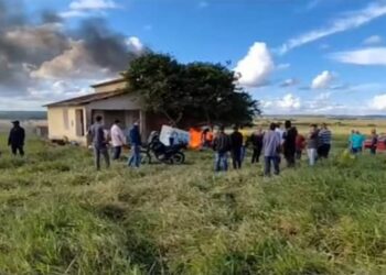 Grupo de fazendeiros ateia fogo e expulsa membros do MST de fazenda no interior baiano