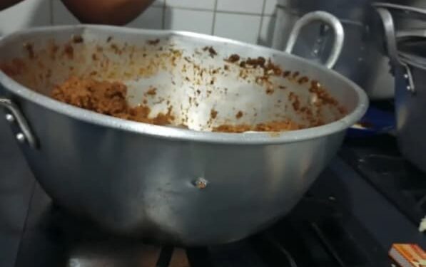 Projétil atinge panela durante preparo de lanche em escola de Salvador; aulas foram suspensas