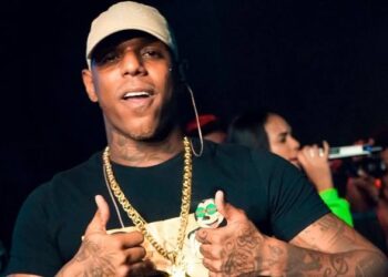 Cantor ‘Oh Polêmico’ passa mal novamente durante show e é levado ao hospital