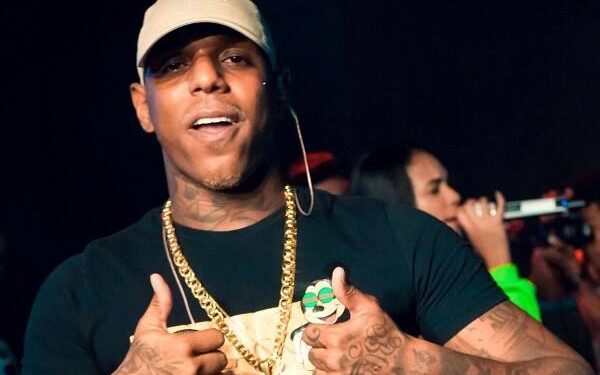 Cantor ‘Oh Polêmico’ passa mal novamente durante show e é levado ao hospital