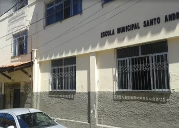 Jovem é baleado durante tiroteio em frente a escola municipal de Salvador