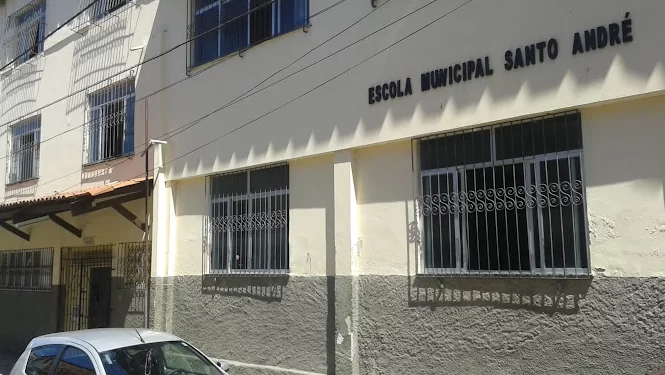 Jovem é baleado durante tiroteio em frente a escola municipal de Salvador