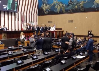 Após 5 horas de obstrução da oposição, base de Jerônimo aprova precatórios e empréstimo milionário durante a madrugada