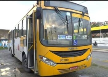 Ônibus lotado é assaltado no Comércio; passageiro teve faca apontada contra o peito