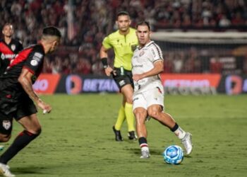 Com um a menos, Vitória empata com o Atlético-GO e amplia vantagem na liderança da Série B