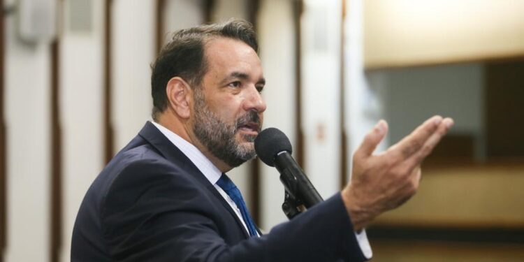 Líder da oposição cobra da Sefaz informações sobre a indenização bilionária paga pela Ford ao Governo da Bahia