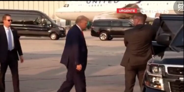 URGENTE: Donald Trump se entrega e segue para um presídio, onde será fichado