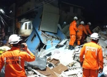 Prédio de 3 andares desaba em Cosme de Farias