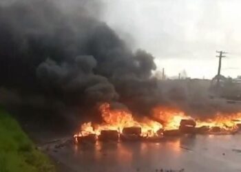 Protesto de ex-trabalhadores da Ford interdita Via Parafuso