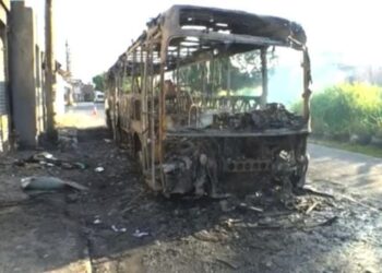 Ônibus é incendiado em ataque criminoso no bairro de Paripe