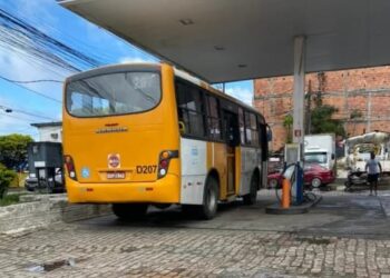 Motorista é baleado após reagir assalto na Estrada das Barreiras, em Salvador