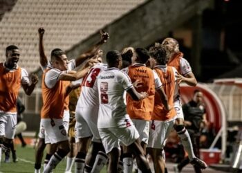 Vitória bate o Ituano no Novelli Júnior e mantém liderança da Série B