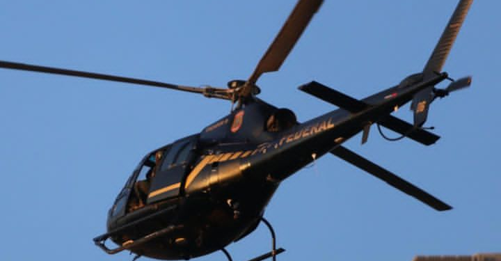 URGENTE! Bandidos no matagal tentam derrubar helicóptero da Polícia Federal