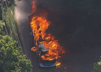 Zona Oeste do RJ tem 24 ônibus incendiados após sobrinho do miliciano Zinho ser morto pela polícia