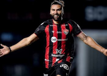 Vitória vence mais uma no Barradão e dispara na liderança da Série B