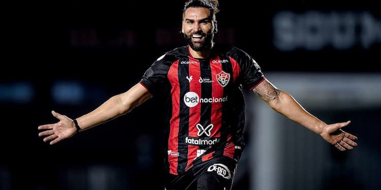 Vitória vence mais uma no Barradão e dispara na liderança da Série B