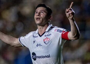 Vitória vence Sampaio Corrêa e coloca um pé no acesso