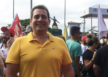 Pontuando bem nas pesquisas, Rivelino vira alvo da prefeita Nilza da Mata