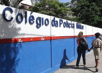 Professor é demitido após denúncias de trocar fotos íntimas de alunos por gabarito de provas