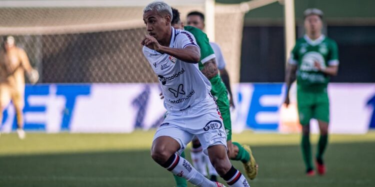 Vitória perde para a Chapecoense na despedida da Série B