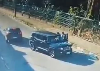 Bandidos armados rendem motorista e roubam celular em Lauro de Freitas