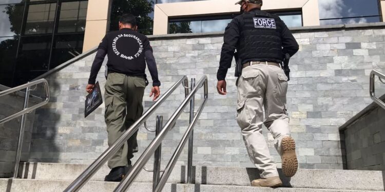 Operação prende PMs responsáveis por cobrar valores para milícia e Jogo do Bicho em Feira