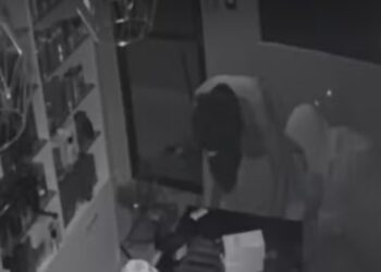 Loja de eletrônicos é assaltada em Camaçari e suspeitos levam 60 celulares