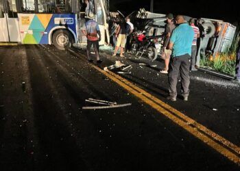 Acidente grave entre caminhão e ônibus na BA-522