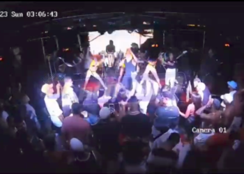 Novas imagens mostram o vereador de Candeias tentando ter contato físico com as dançarinas