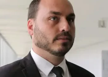 Carlos Bolsonaro é alvo de operação da Polícia Federal